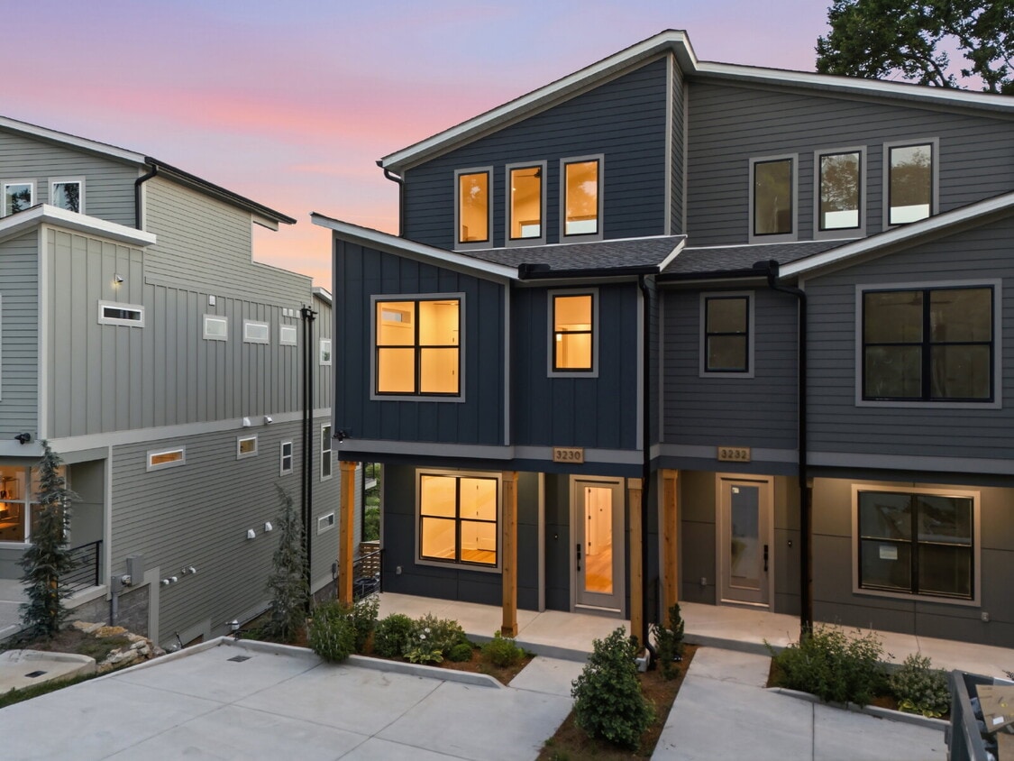 "Spacious 4-Bed, 4.5 bath, AMAZING views, fenced in yard - "Spacious 4-Bed, 4.5 bath, AMAZING views, fenced in yard