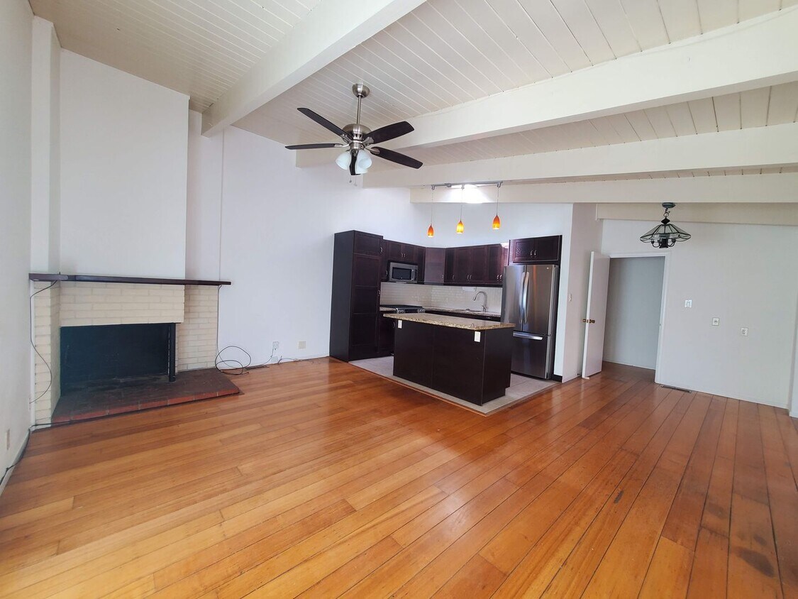 Primary Photo - Kentfield 3x2 Flat + detached office, fron...