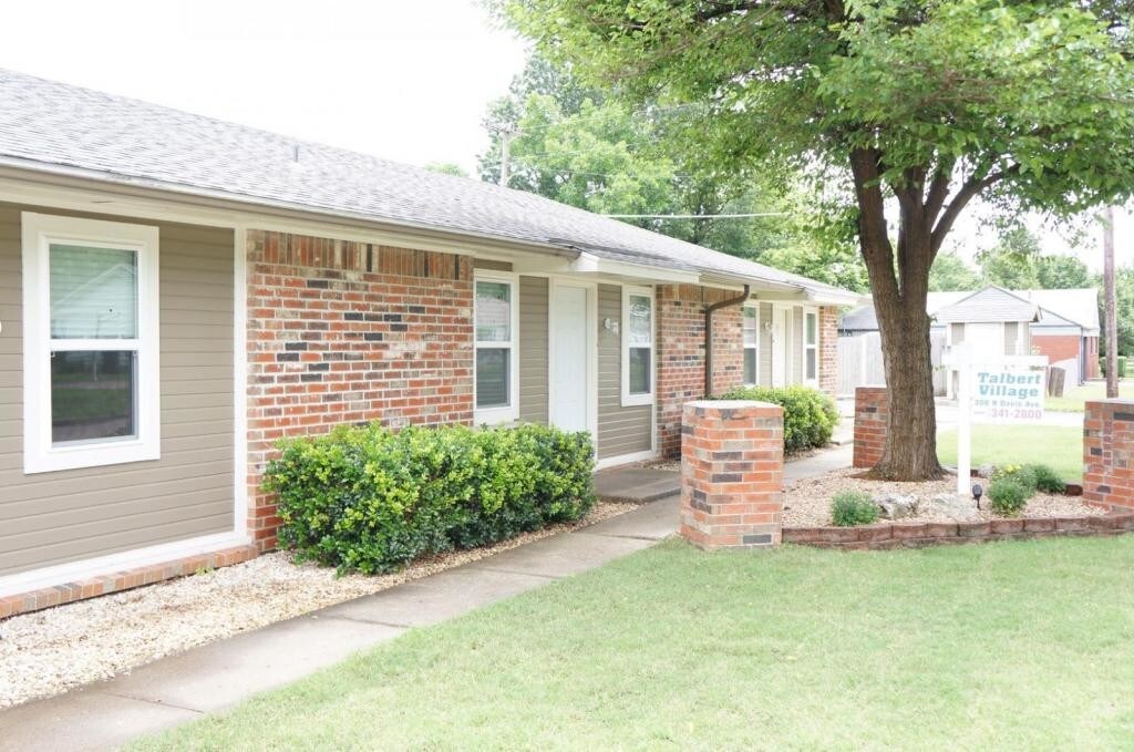 Primary Photo - 306 N Davis Ave