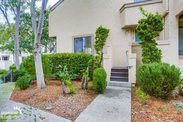 Foto principal - Newly Renovated 2Bdm 1.5Ba Townhome in La ...