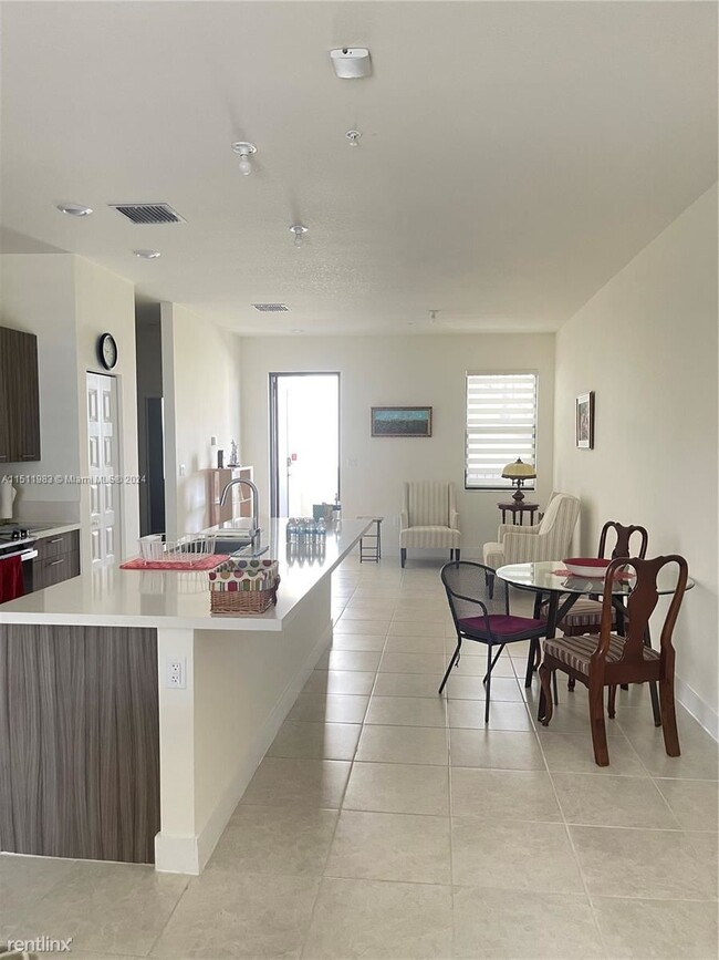 Building Photo - 3 br, 2 bath House - 7905 NW 104th Ave Apt 24