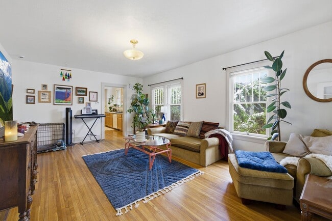 Building Photo - Charming 2 Bed 1 Bath House in Old Town!