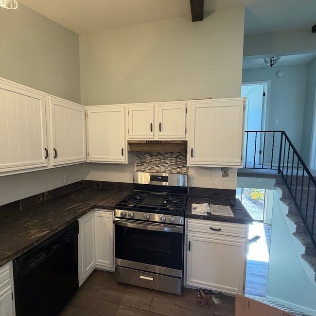 Foto del edificio - Spacious two Bedroom Quad-Level Home for R...