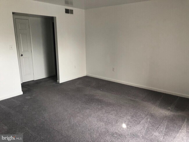 Foto del edificio - 5281 Berkshire Ct