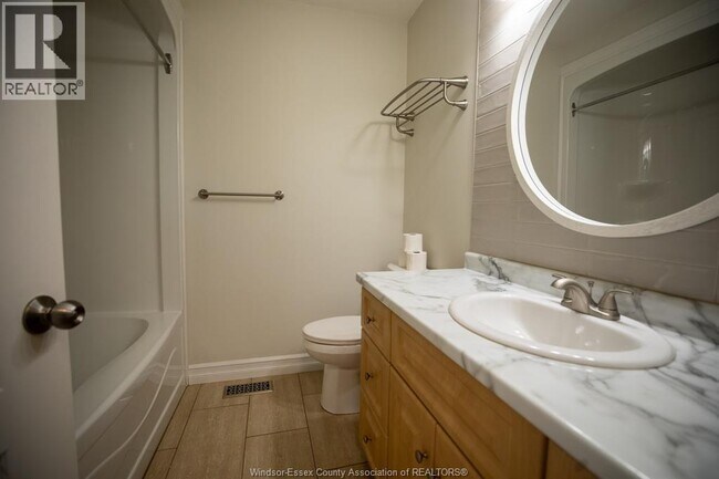 Photo du bâtiment - 98a Lansdowne Ave