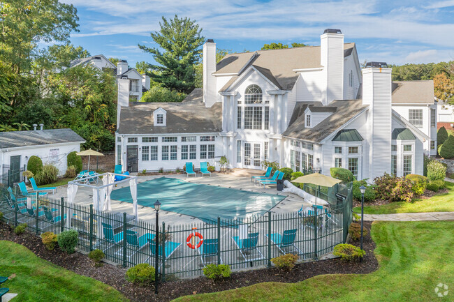 Casa de piscina exterior - The Residences at Brentwood