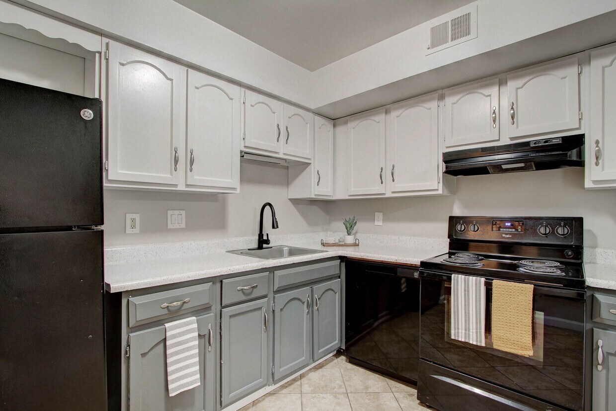 Lenox Apartments 5421 Calder Way Indianapolis, IN Apartments for