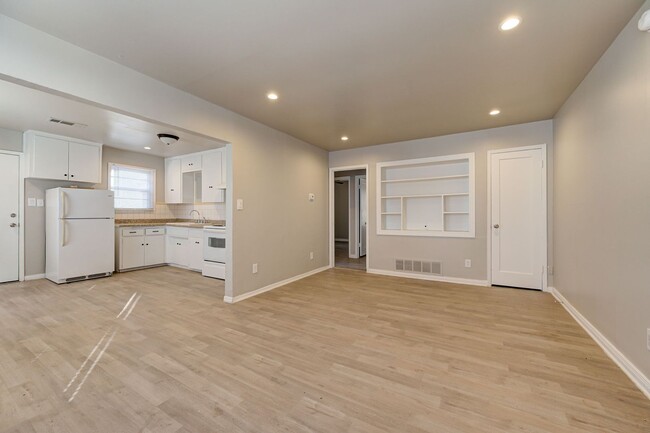 Building Photo - Newly remodeled Duplex in Midwest City