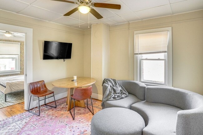 Building Photo - 2 Bedroom 1 Bath in Downtown Hudson