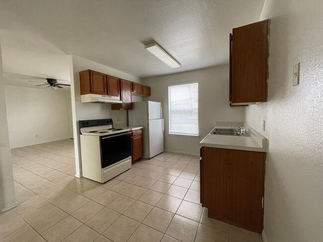 Building Photo - 1712 Benttree Dr