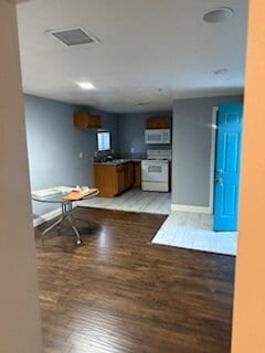 Building Photo - Just minutes away from Fremont St. Experience