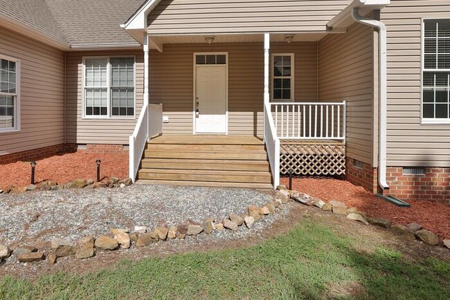 Building Photo - Must See in Mebane!