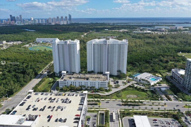 Foto del edificio - 14951 Royal Oaks Ln
