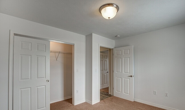 100058512_hdp_embassy_int_flpn_bed7 - Embassy Ozark