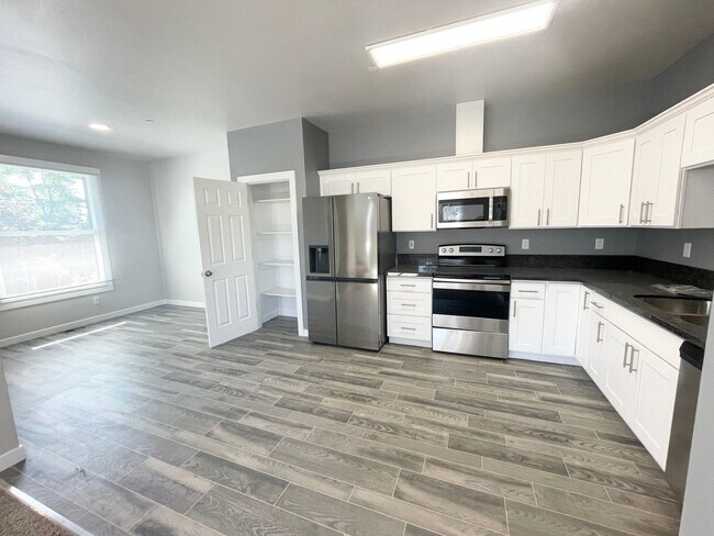 Building Photo - NEWER CONTRUCTION 3 BEDROOM!