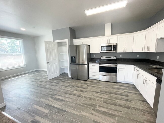 Foto del edificio - NEWER CONTRUCTION 3 BEDROOM!