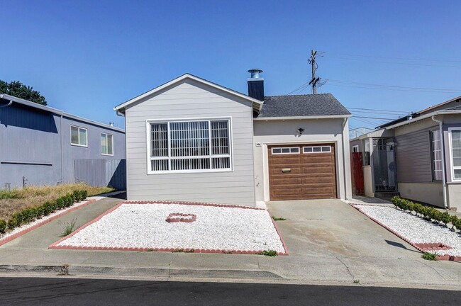 Building Photo - Updated & super clean 3 Bed/ 2 Bath Daly C...