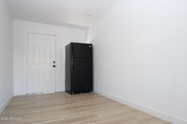 Building Photo - 709 W 1st St