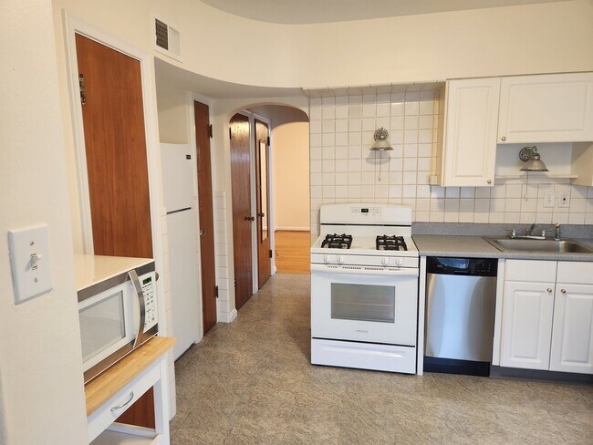 Kitchen - 6714 Lansdowne Ave
