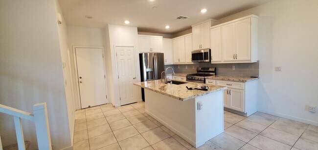 Foto del edificio - Beautiful townhome features a bright, open-concept layout