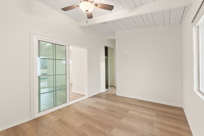 Building Photo - Catalina Apartments