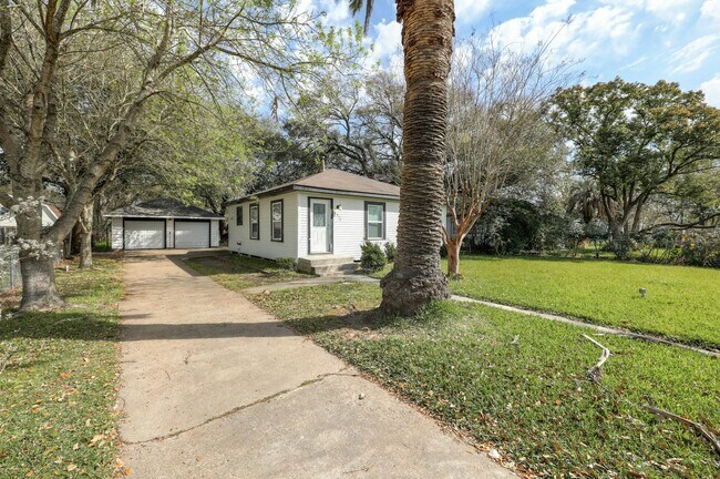 Building Photo - 422 19th Ave N
