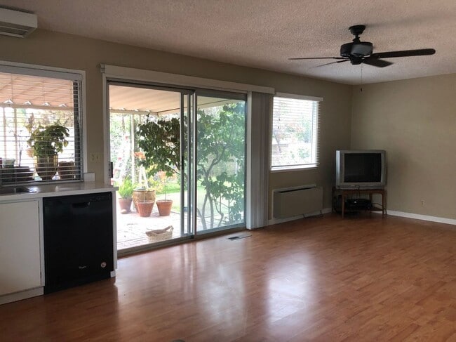 Building Photo - 708 Saturn Way