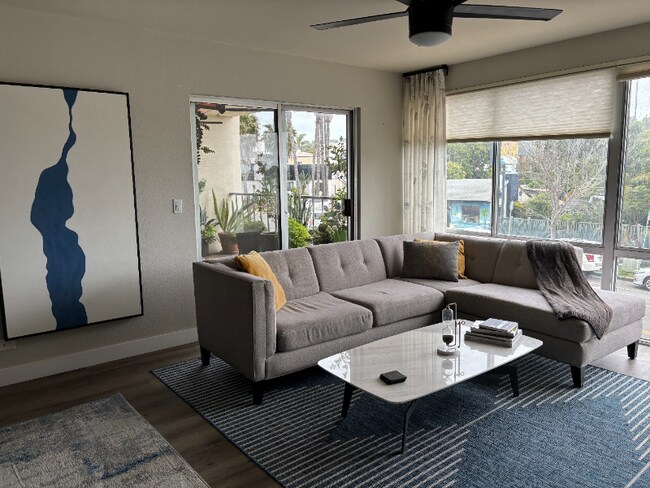 Foto del edificio - 4944 Cass St