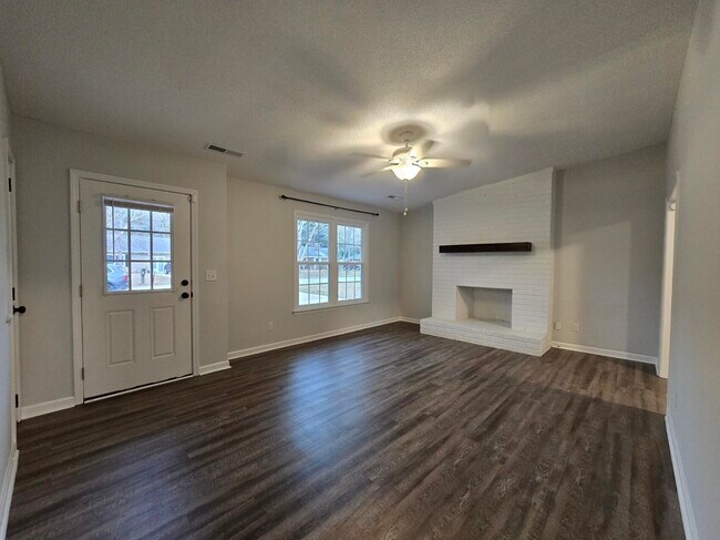 Foto del edificio - 620 Rainbow Dr