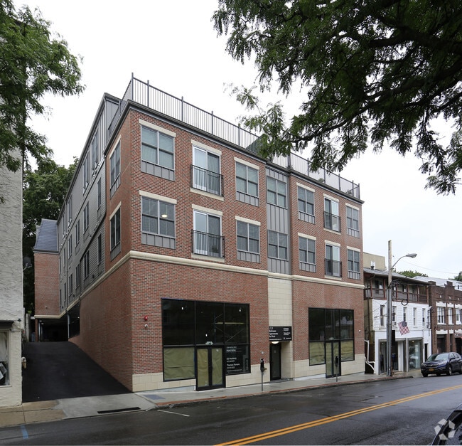 Building Photo - 66 Main St