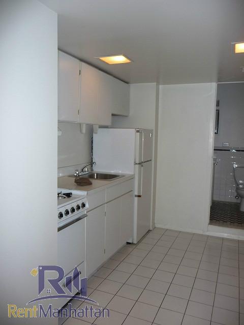 Building Photo - 333 E 81st St