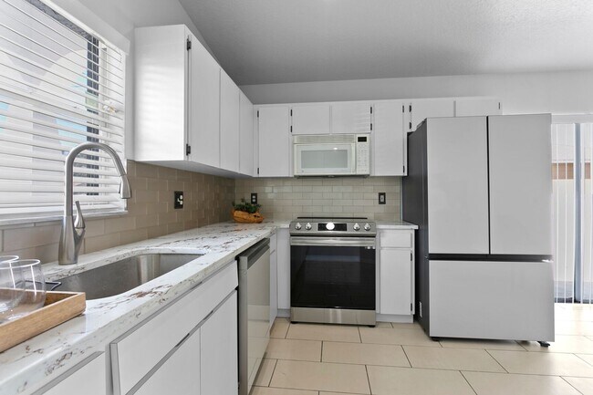 Foto del edificio - Ditch the Dorm – This Is How Tampa Lives
