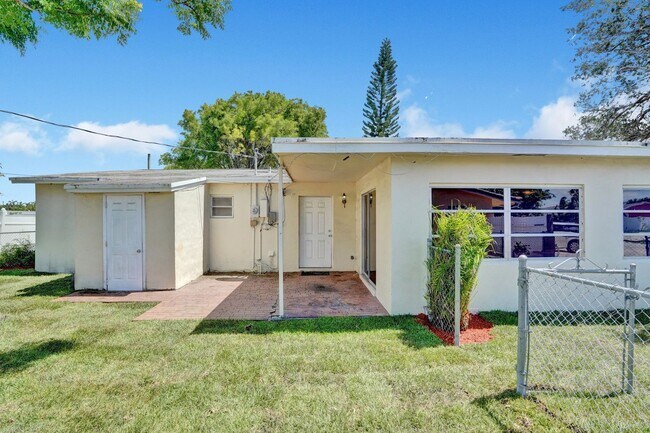 Building Photo - Spacious and beautiful home with a fenced backyard!