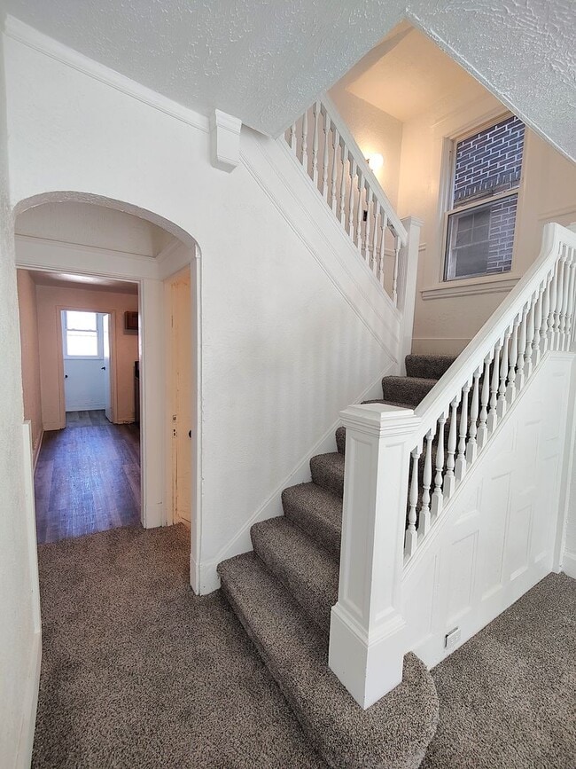 Building Photo - *Beautifully Updated & Spacious 6BD/1.5BA ...