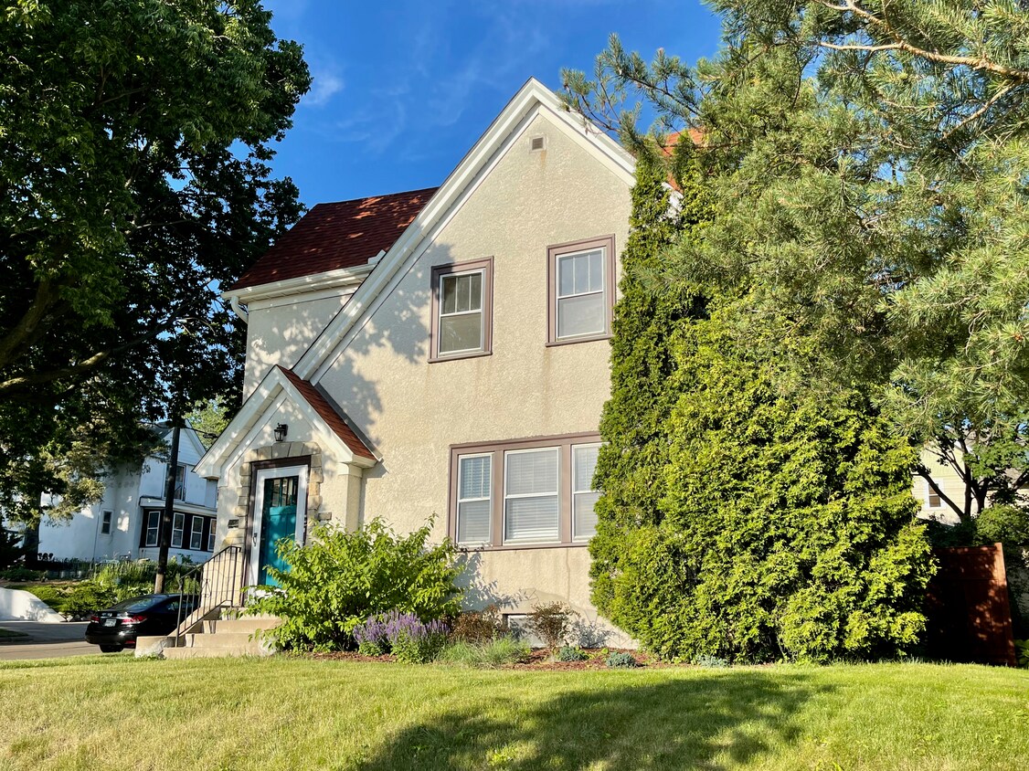 Primary Photo - 2247 Buchanan St NE