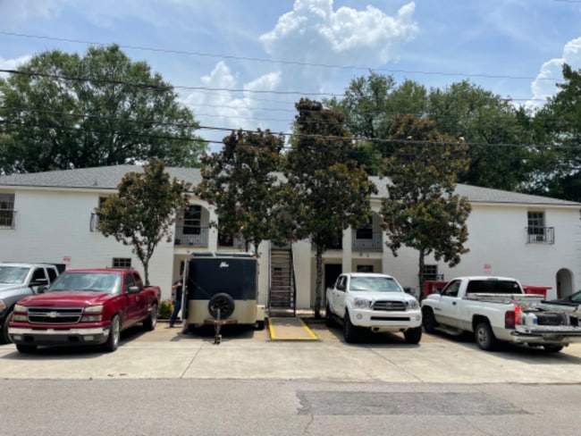 Building Photo - 600 E University Ave