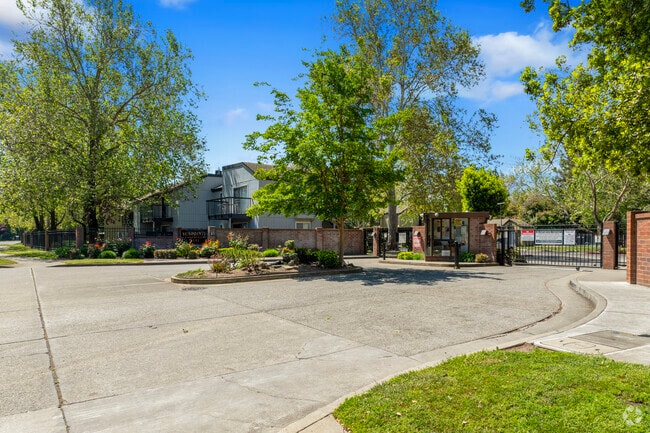 Main entryway - Sunpointe Condominiums