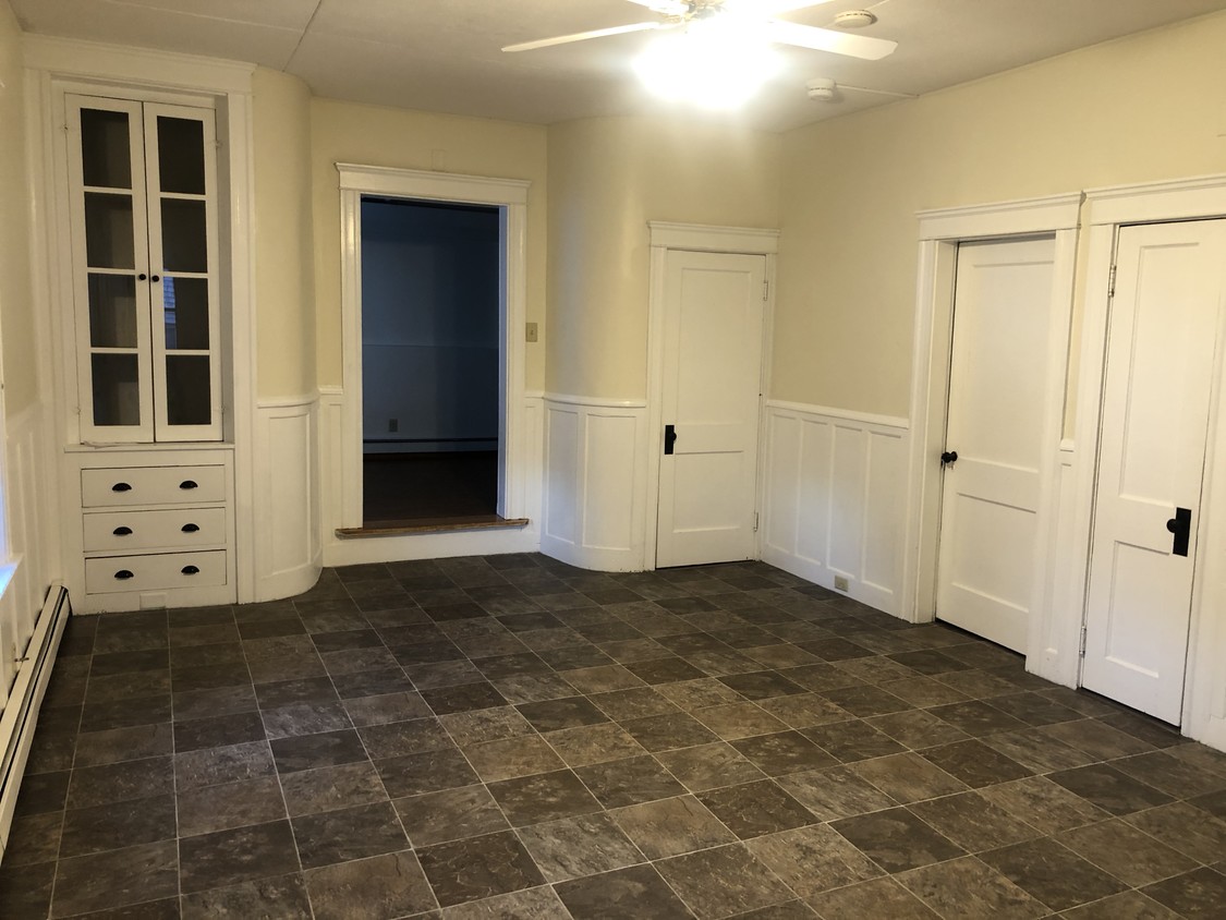 Primary Photo - 1st Floor Updated 3 BR Quiet Area Near Bla...