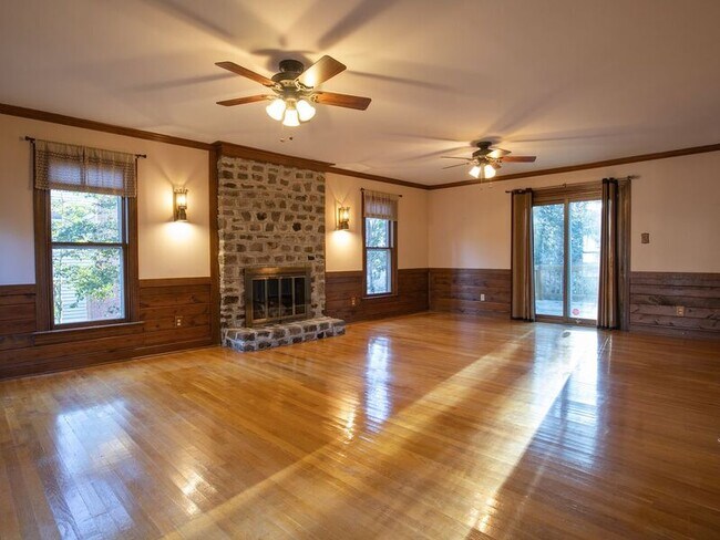 Foto del edificio - 4266 Roundhill Dr