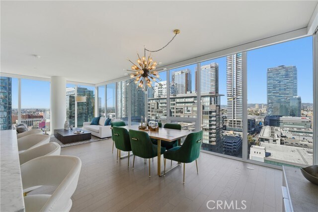 Foto del edificio - 1050 S Grand Ave