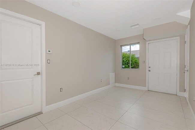 Foto del edificio - 811 NW 3rd Ave