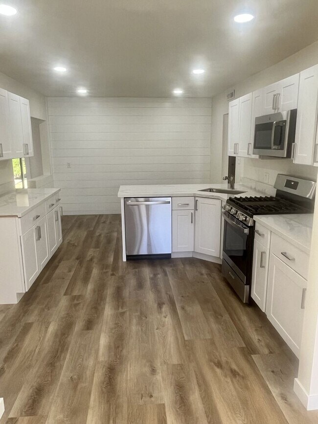 Building Photo - Freshly Remodeled Home Near Downtown San L...