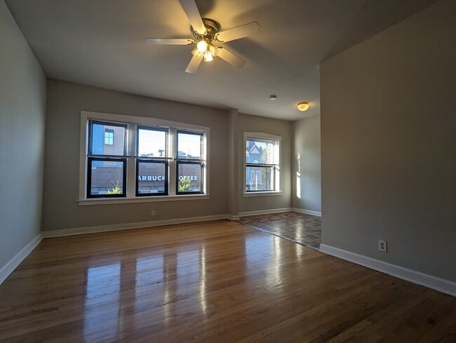 Building Photo - 2234 W Wilson Ave