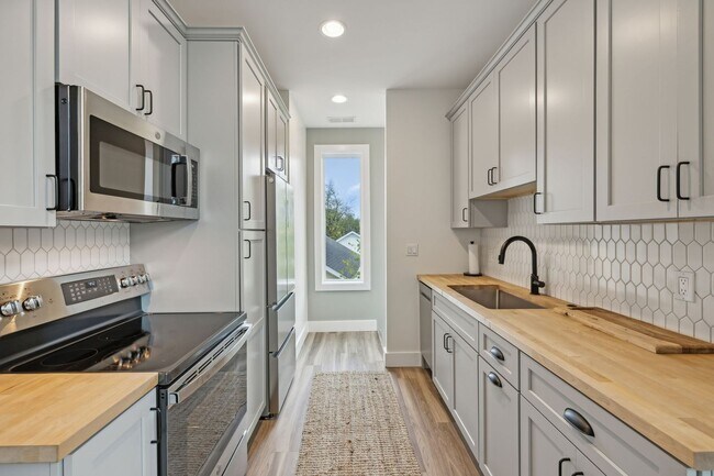 Building Photo - Furnished short term rental home with all utilities included