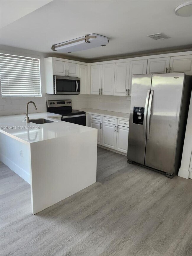 Foto del edificio - 5245 NW 112th Ave