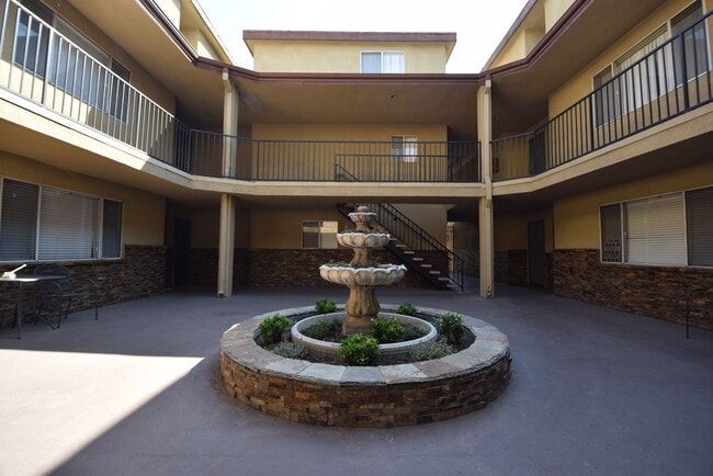 Foto del edificio - 6401 Riverton Ave