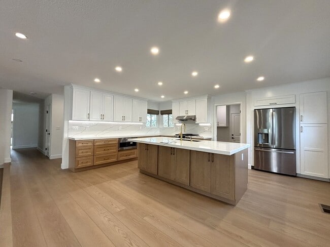 Building Photo - Stunning 4-Bedroom, 2-Bathroom Remodeled H...