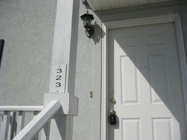 Building Photo - 323 Laurel Oak Ln