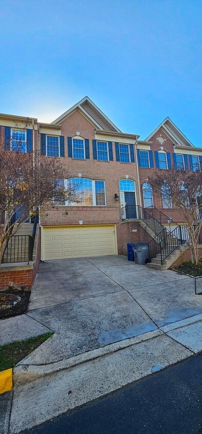 Beautiful And Spacious 3 Bed 3.5 Bath Brick Townhome In Elmwood Community - Beautiful And Spacious 3 Bed 3.5 Bath Bric...