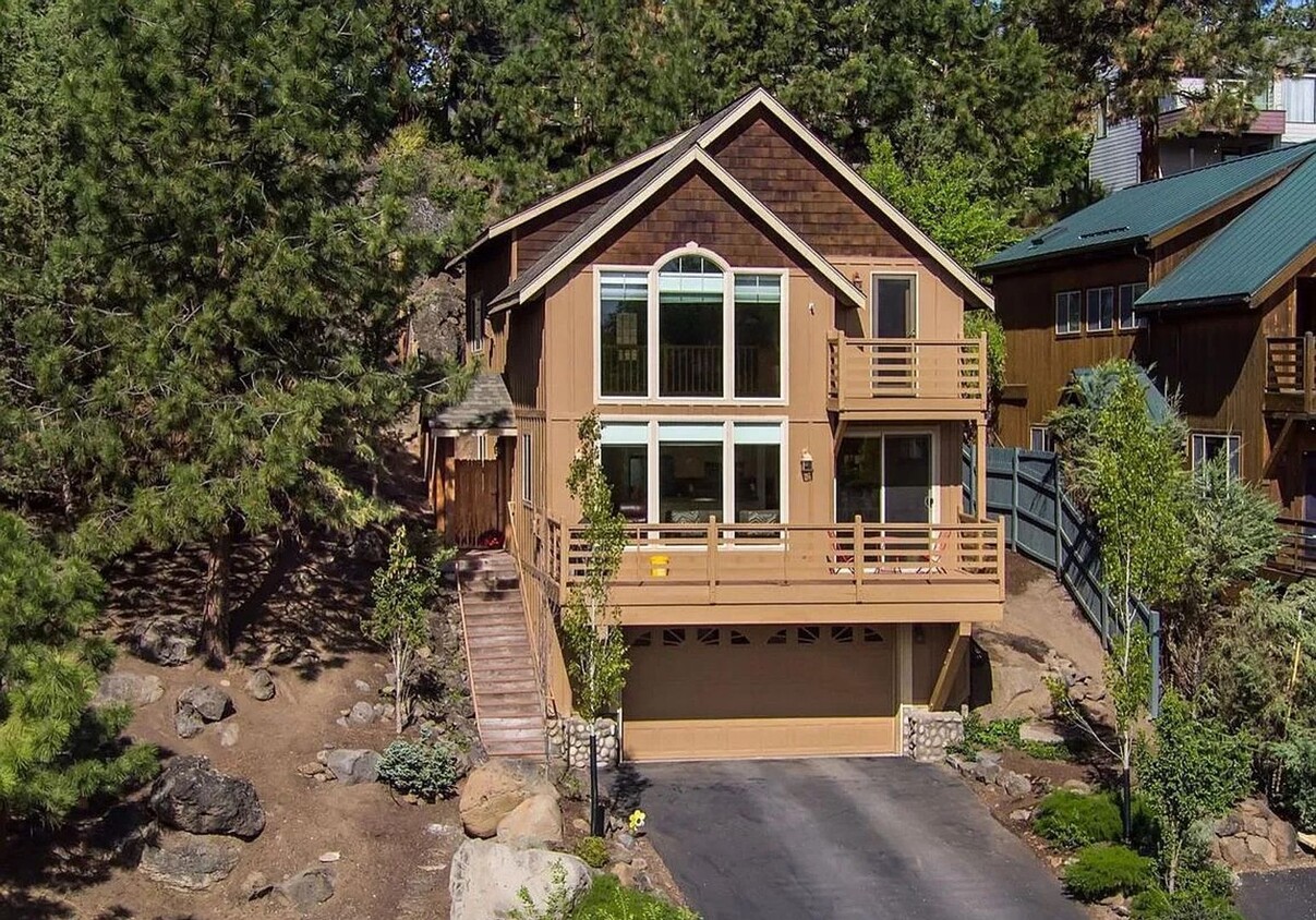 Primary Photo - Awbrey Butte Beauty with Views and close t...